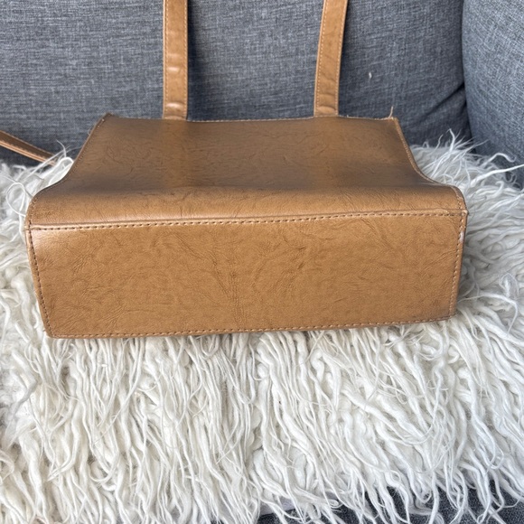 Elegant Tan Shoulder Bag with Dual Pockets - Picture 4 of 7